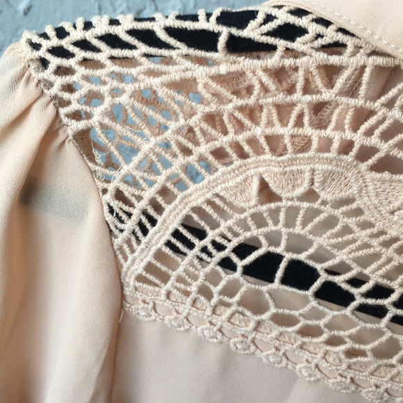 🔥MOVING SALE🔥 (S) PRONTO Beige Button Down Top - Picture 5 of 7